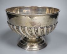 An Edwardian demi-fluted silver rose bowl, by Walker & Hall, Sheffield, 1901, diameter 20.5cm, 21.