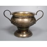 A George V silver two handled pedestal vase, Chester, 1913,11.3cm, 6oz.