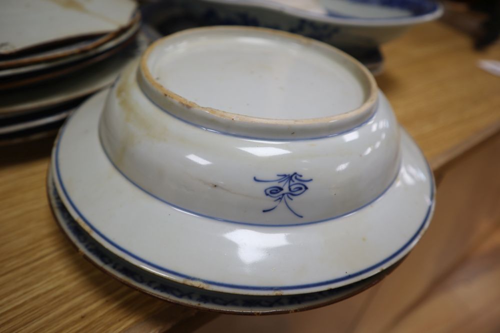 Twenty nine pieces of 19th century Chinese blue and white export porcelain to include dishes, plates - Image 3 of 4