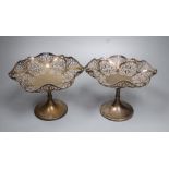 A pair of George V pierced silver tazzas, Birmingham, 1923, height 14.3cm, 16.5oz.