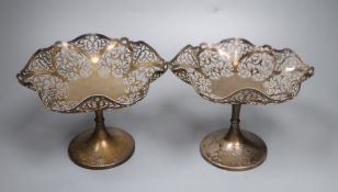 A pair of George V pierced silver tazzas, Birmingham, 1923, height 14.3cm, 16.5oz.