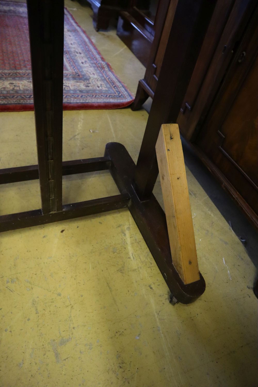 An early 19th century oak studio artist's easel, width 55cm (incorporates later timber) - Image 2 of 4
