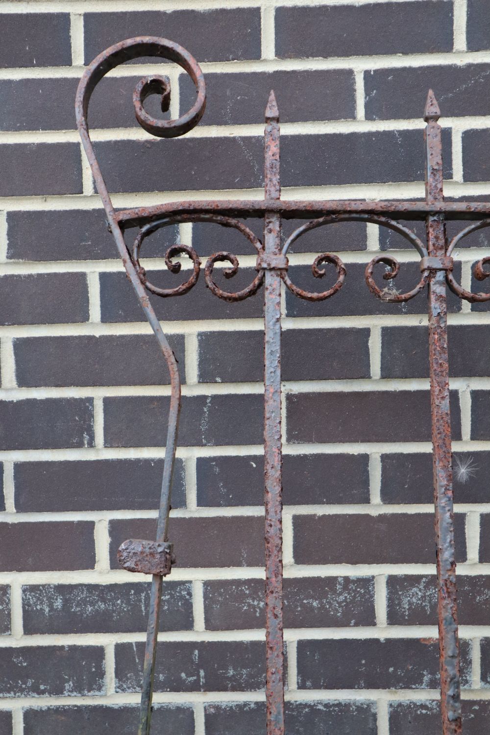 A pair of wrought iron gates, each gate 177cm wide, 193cm high - Image 5 of 7