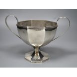 A George IV silver two handled octagonal bowl, marks rubbed, London, 1826?, 14.2cm, 11oz.