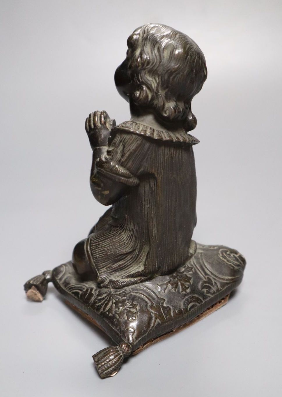 A bronze figure, girl kneeling at prayer, unsigned, 16cm - Image 2 of 4