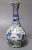 A Chinese blue and white porcelain vase, 27cmCONDITION: Good condition