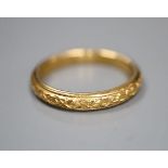 A late Victorian carved 22ct gold wedding band, size N/O, 5.1 grams.