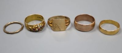 Three 9ct gold rings including Victorian gem set(a.f.), a 22ct band and one other band, 9ct- gross