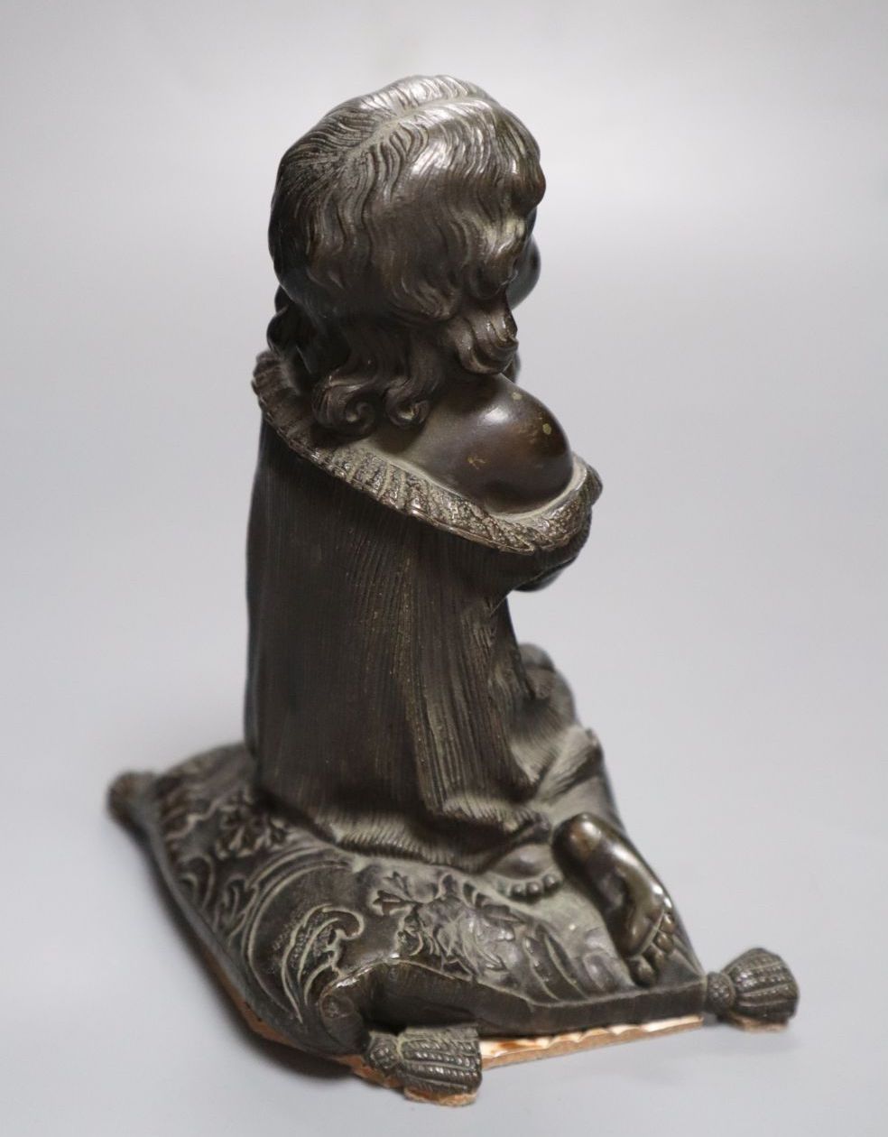 A bronze figure, girl kneeling at prayer, unsigned, 16cm - Image 3 of 4