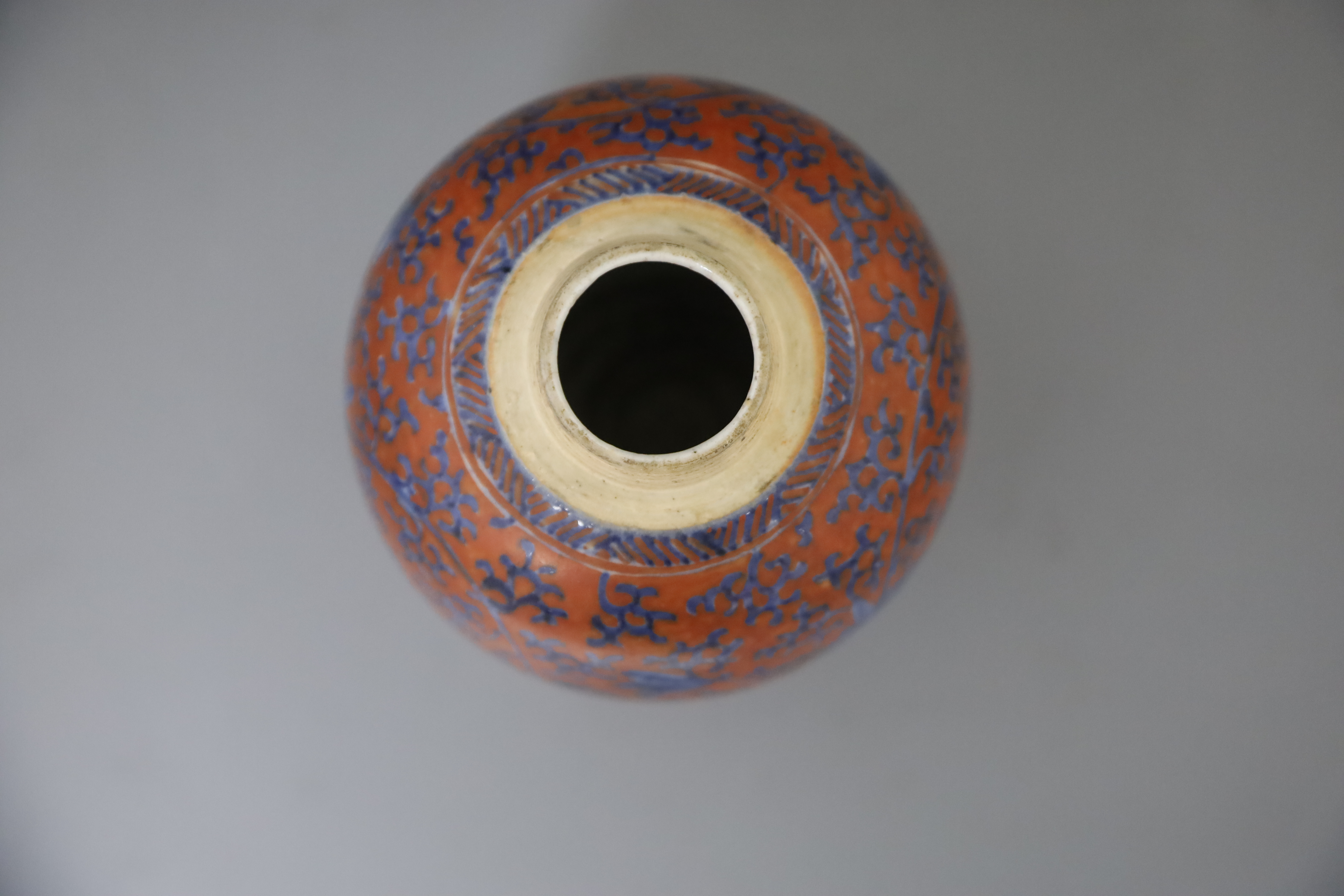 A Chinese coral red ground underglaze blue jar, Kangxi period, painted with flowerheads and - Image 3 of 4