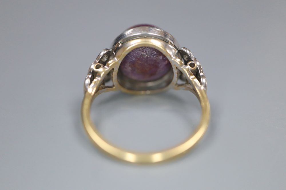 An 18ct and plat, cabochon purple star sapphire set ring, with diamond set shoulders, size N, - Image 3 of 3