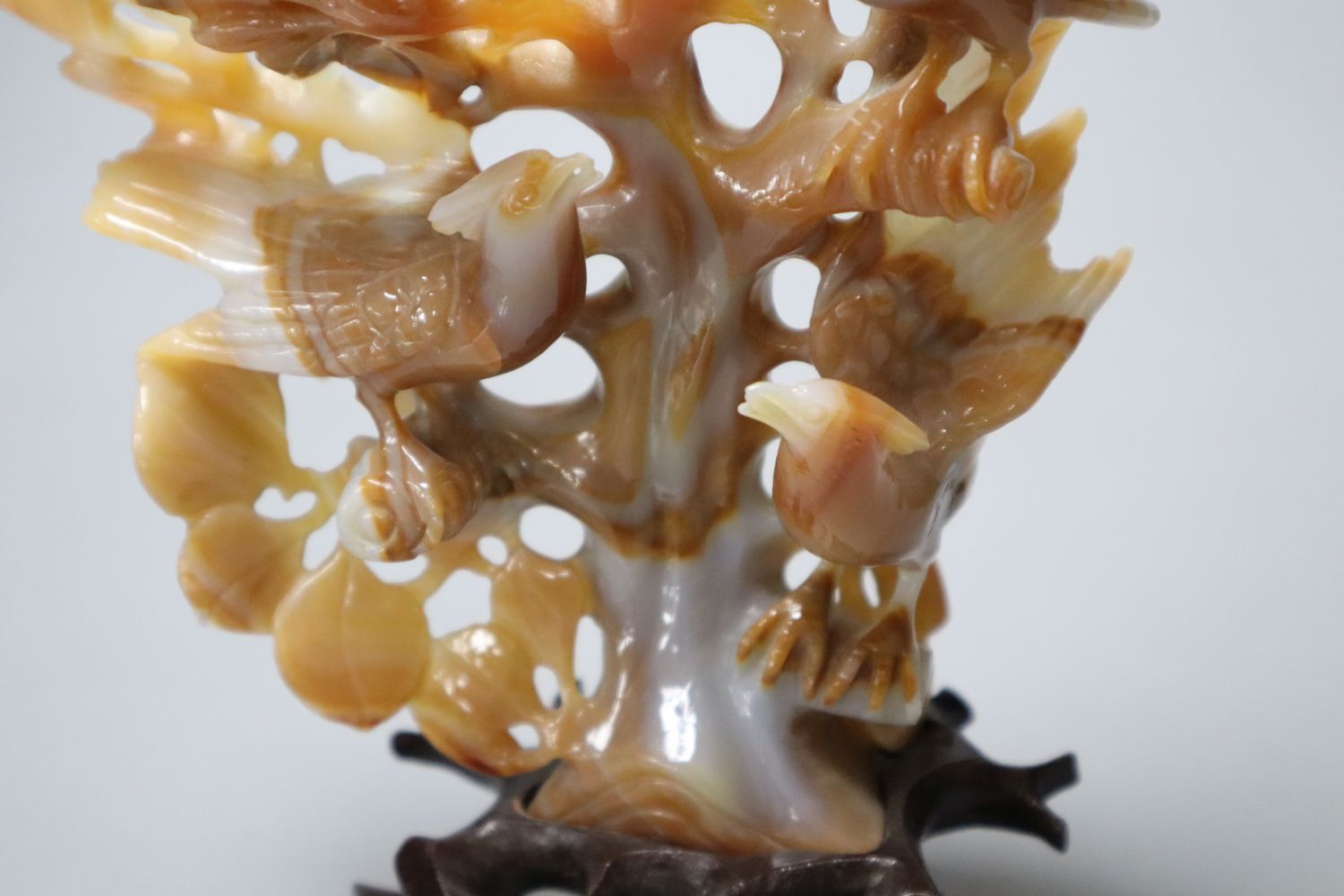 A Chinese agate model of a tree and birds, 19cm high - Bild 2 aus 5