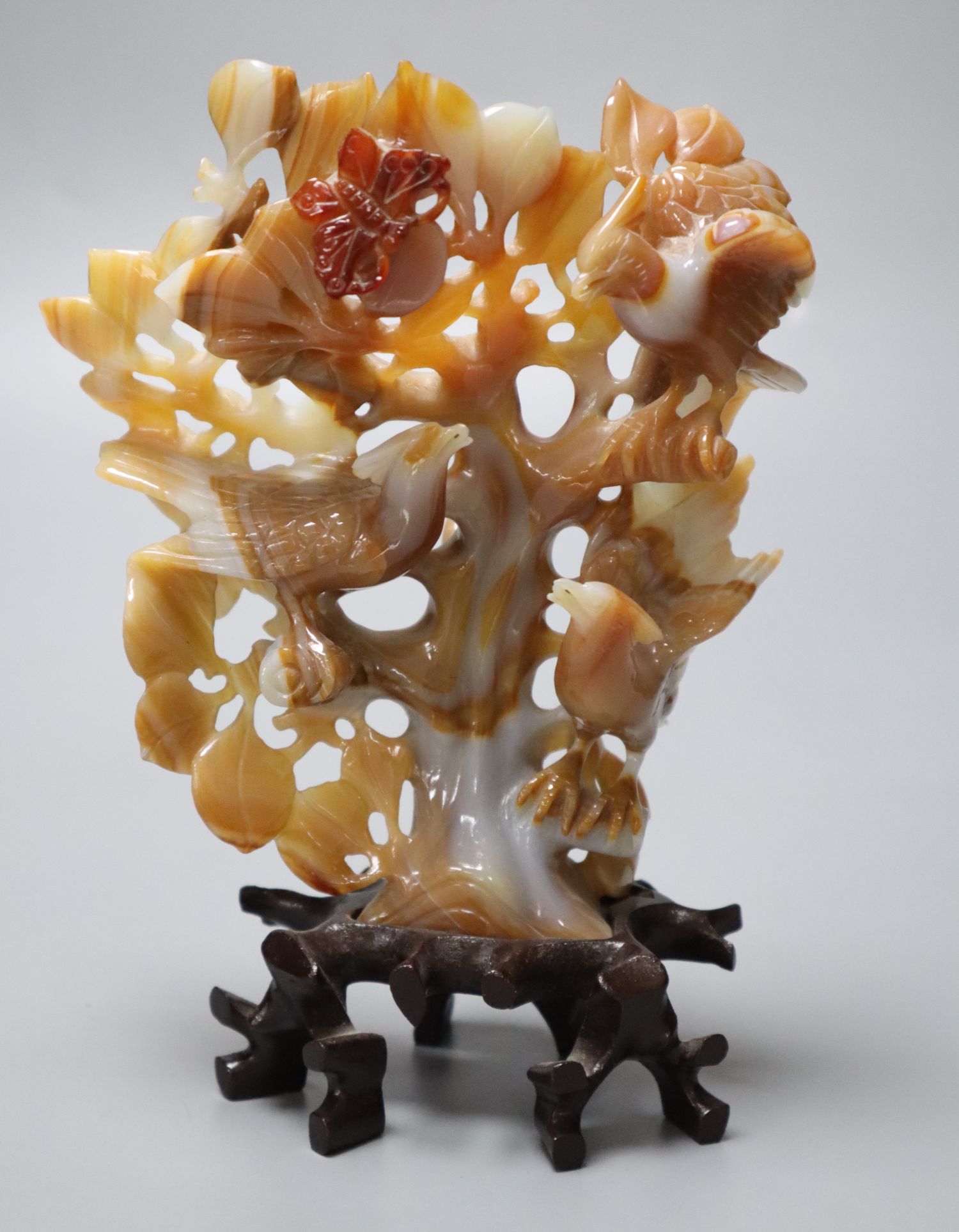 A Chinese agate model of a tree and birds, 19cm high