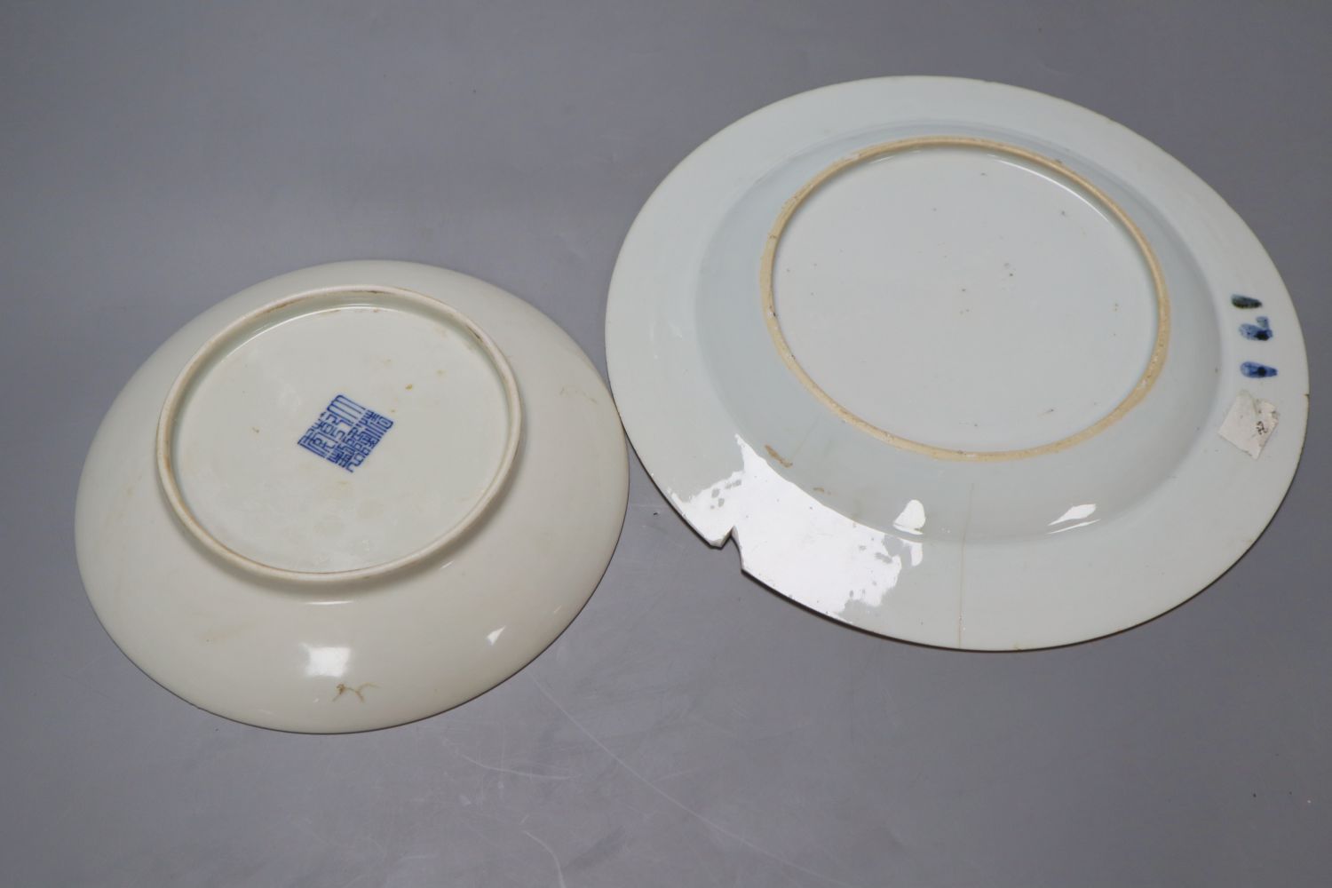 A Chinese porcelain saucer dish, 16.5cm and a Chinese export plate, 23cm - Image 2 of 3