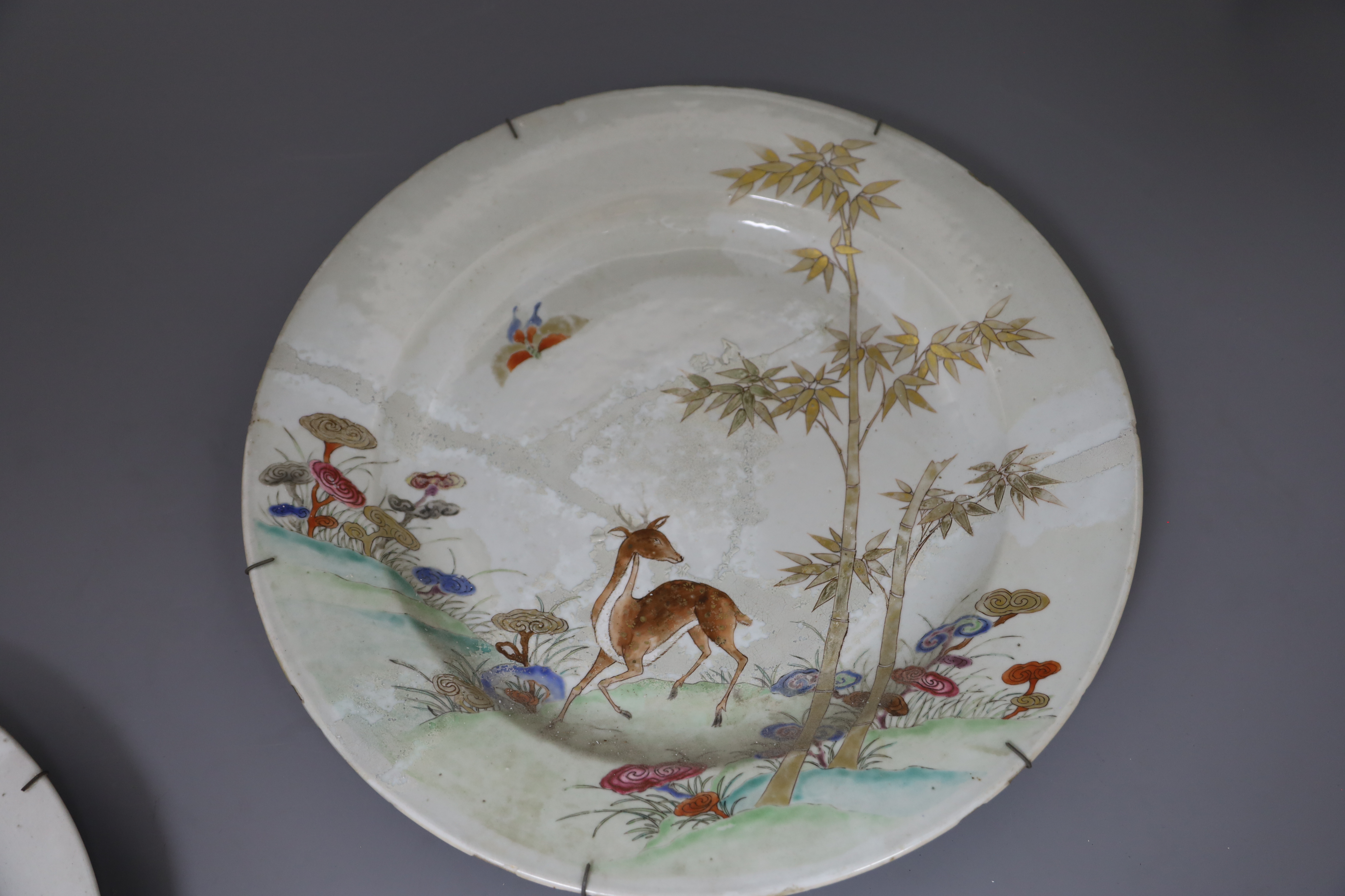 Three graduated Chinese famille rose 'deer, bamboo and lingzhi' dishes, Qianlong period (1736-95), - Bild 5 aus 6