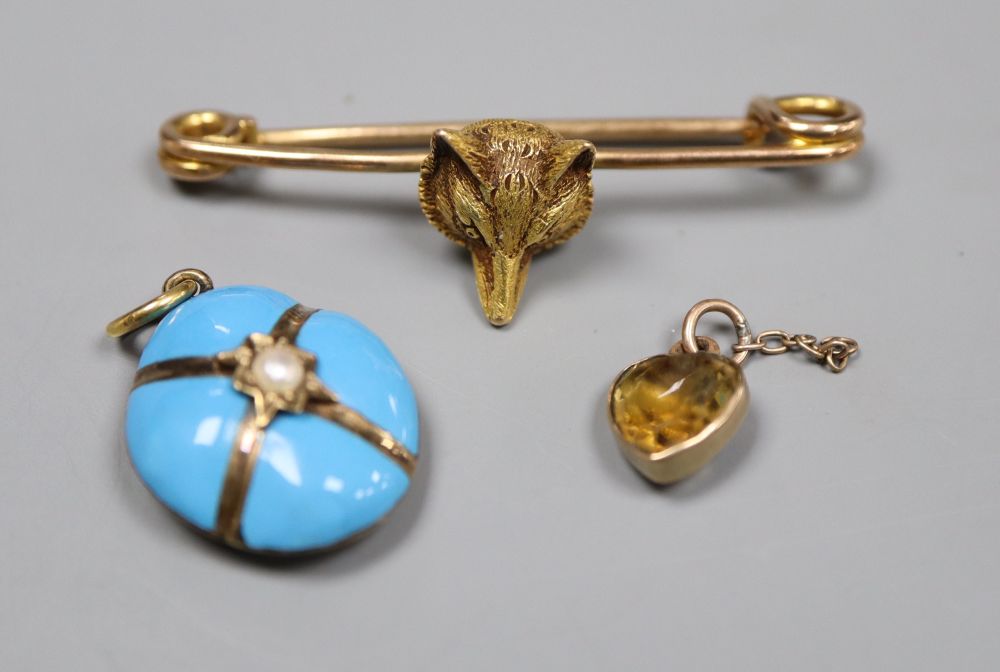 A Victorian yellow metal, turquoise and seed pearl set mourning pendant, 19mm, a yellow metal fox