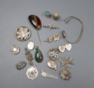 Assorted white metal jewellery, thimbles etc.