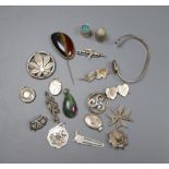 Assorted white metal jewellery, thimbles etc.