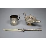 A George III reeded silver small mug, London, 1807, 6.3cm, an Edwardian Aladdin's lamp perpetual