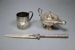 A George III reeded silver small mug, London, 1807, 6.3cm, an Edwardian Aladdin's lamp perpetual