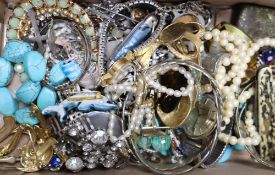 A group of assorted costume jewellery.