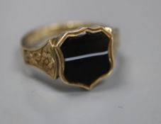 A late Victorian yellow metal and shield shaped banded agate set signet ring, size P/Q, gross 3.4