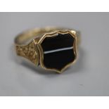 A late Victorian yellow metal and shield shaped banded agate set signet ring, size P/Q, gross 3.4