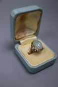 A 14k yellow metal and oval cabochon jade set ring, size L/M, gross 5 grams.CONDITION: Closed back