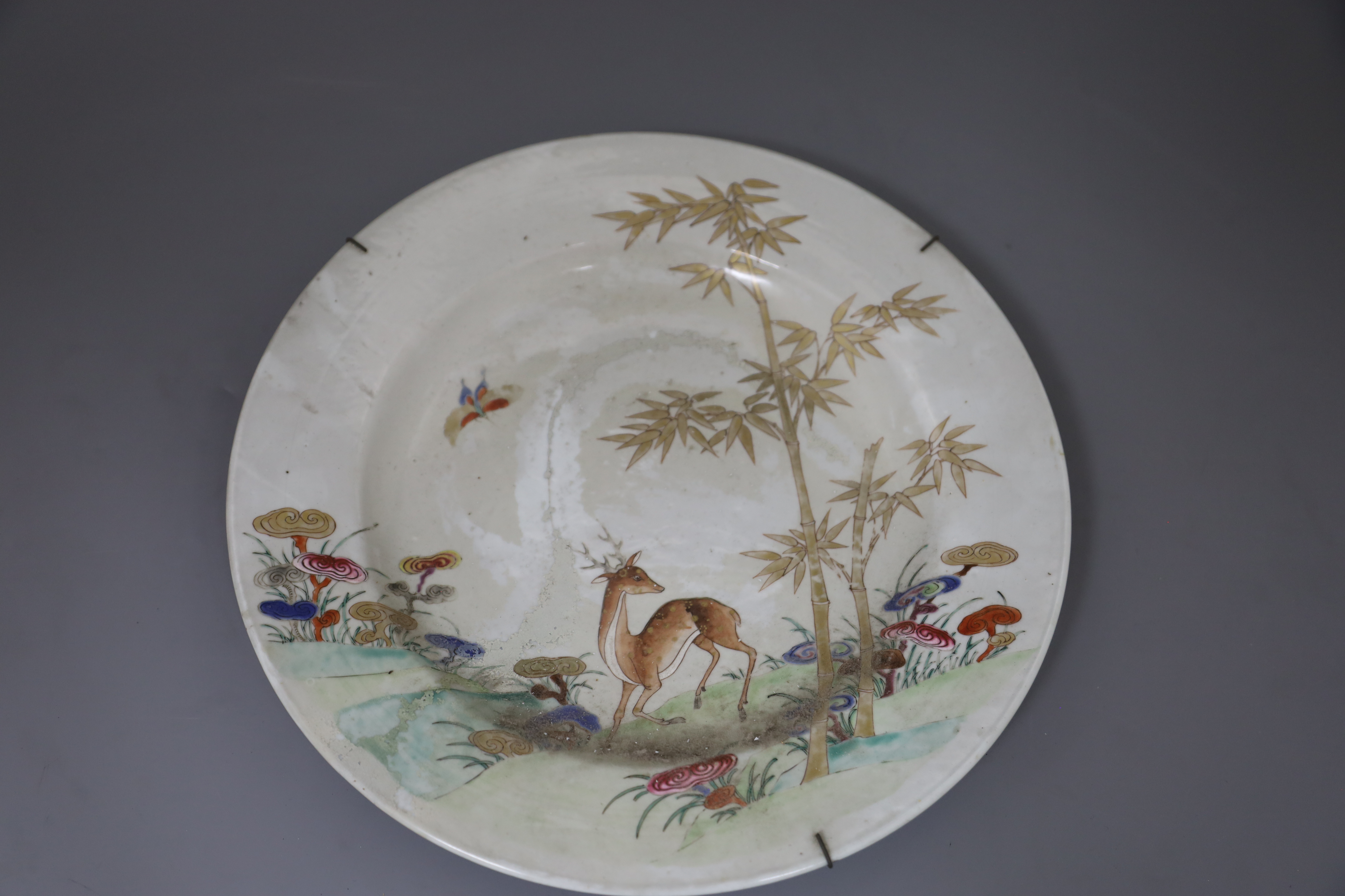 Three graduated Chinese famille rose 'deer, bamboo and lingzhi' dishes, Qianlong period (1736-95), - Bild 3 aus 6