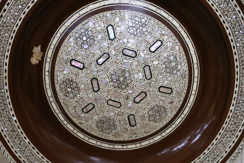 A circular polished wood wall plate with micro mosaic inlays in mother of pearl, Moroccan style, - Image 2 of 3