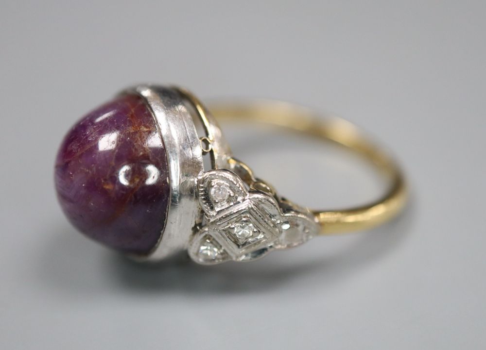 An 18ct and plat, cabochon purple star sapphire set ring, with diamond set shoulders, size N, - Image 2 of 3