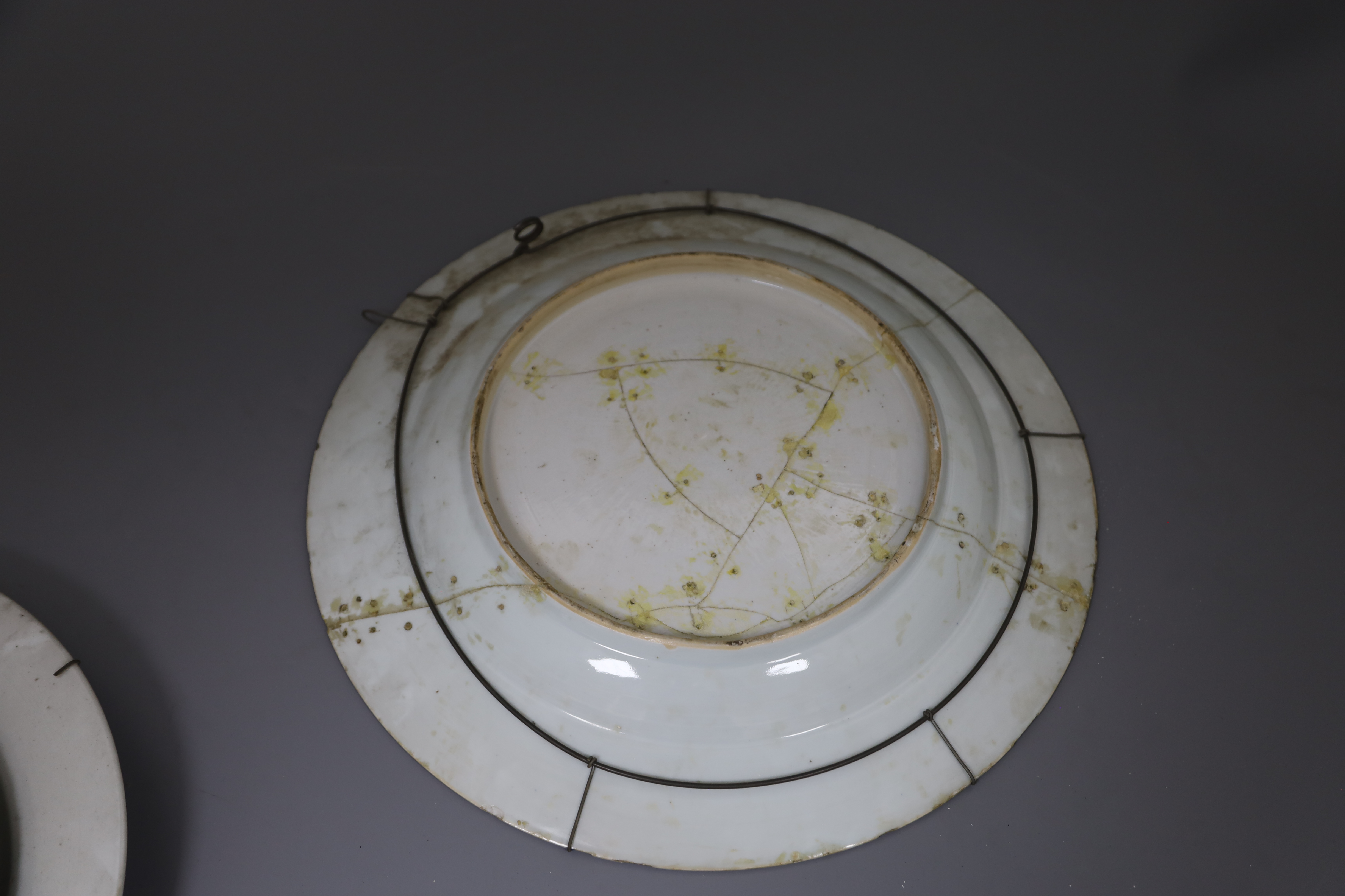Three graduated Chinese famille rose 'deer, bamboo and lingzhi' dishes, Qianlong period (1736-95), - Bild 6 aus 6