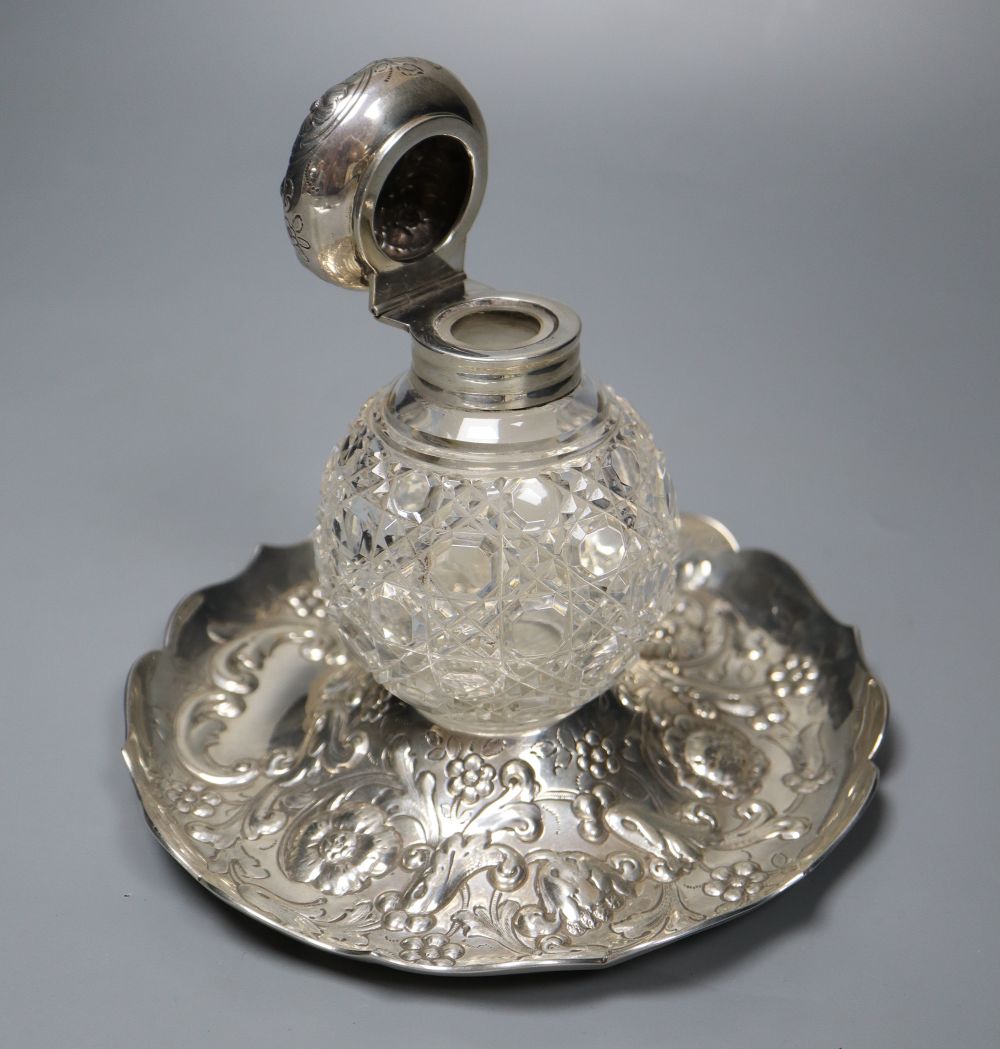 A late Victorian repousse silver mounted glass inkwell, on a repousse silver stand, London, 1891, - Image 2 of 6