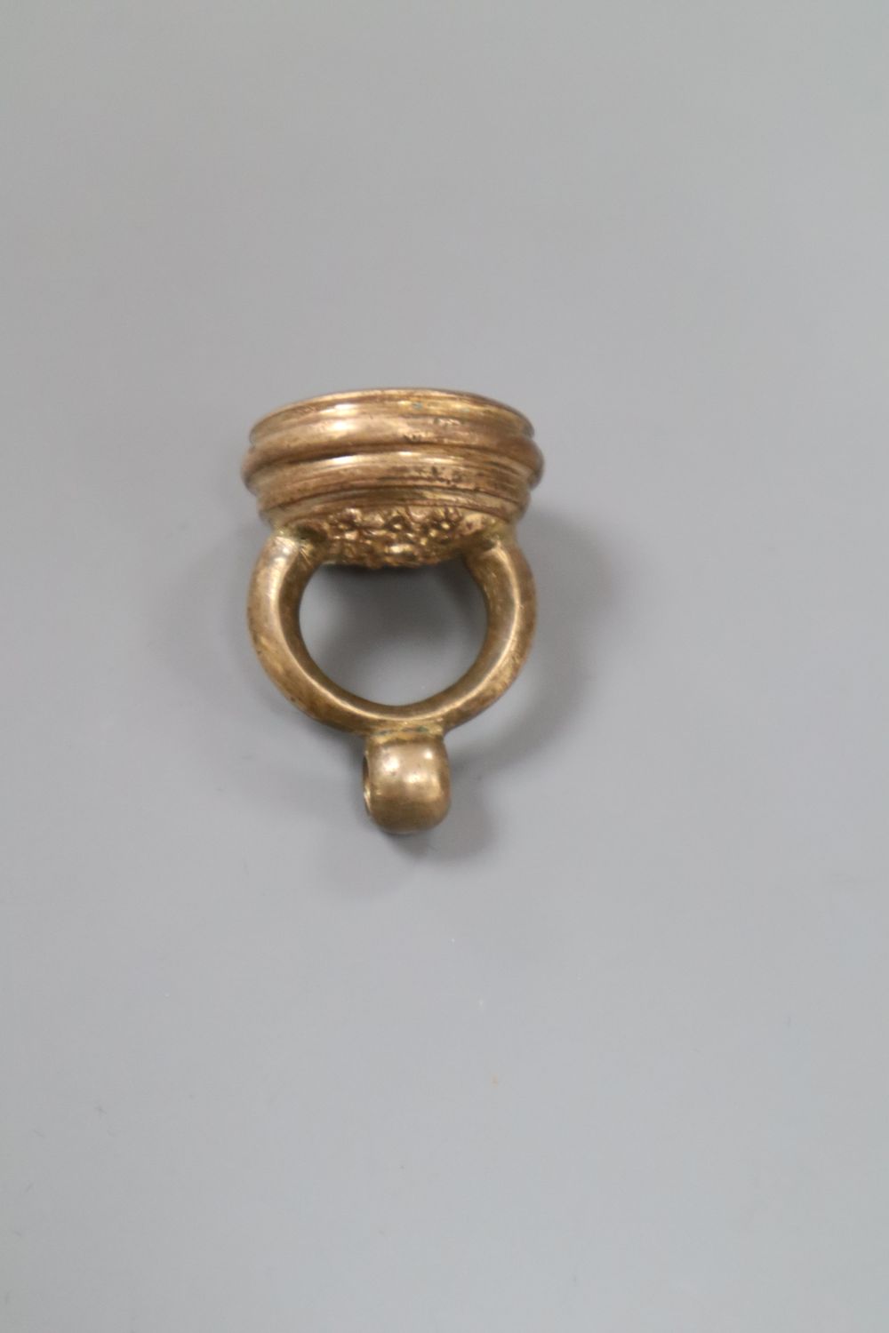 A 19th century yellow metal intaglio seal ring - Image 3 of 4