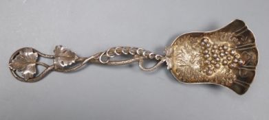 A Victorian silver caddy spoon, with foliate handle, Hilliard & Thomason, Birmingham, 1869, 12.9cm.