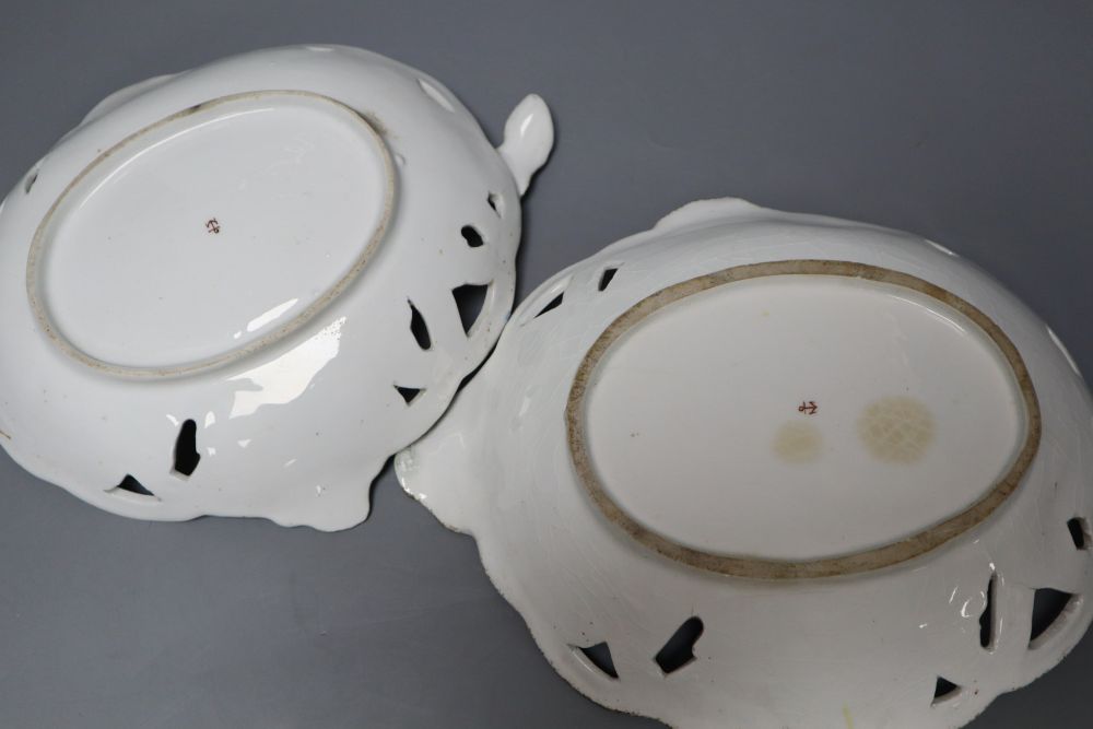 A pair of Chelsea leaf dishes, circa 1758, brown anchor marks (wear)CONDITION: Dish with grapes - Image 4 of 5