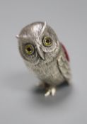 A modern sterling mounted novelty pin cushion, modelled as an owl, 35mm.