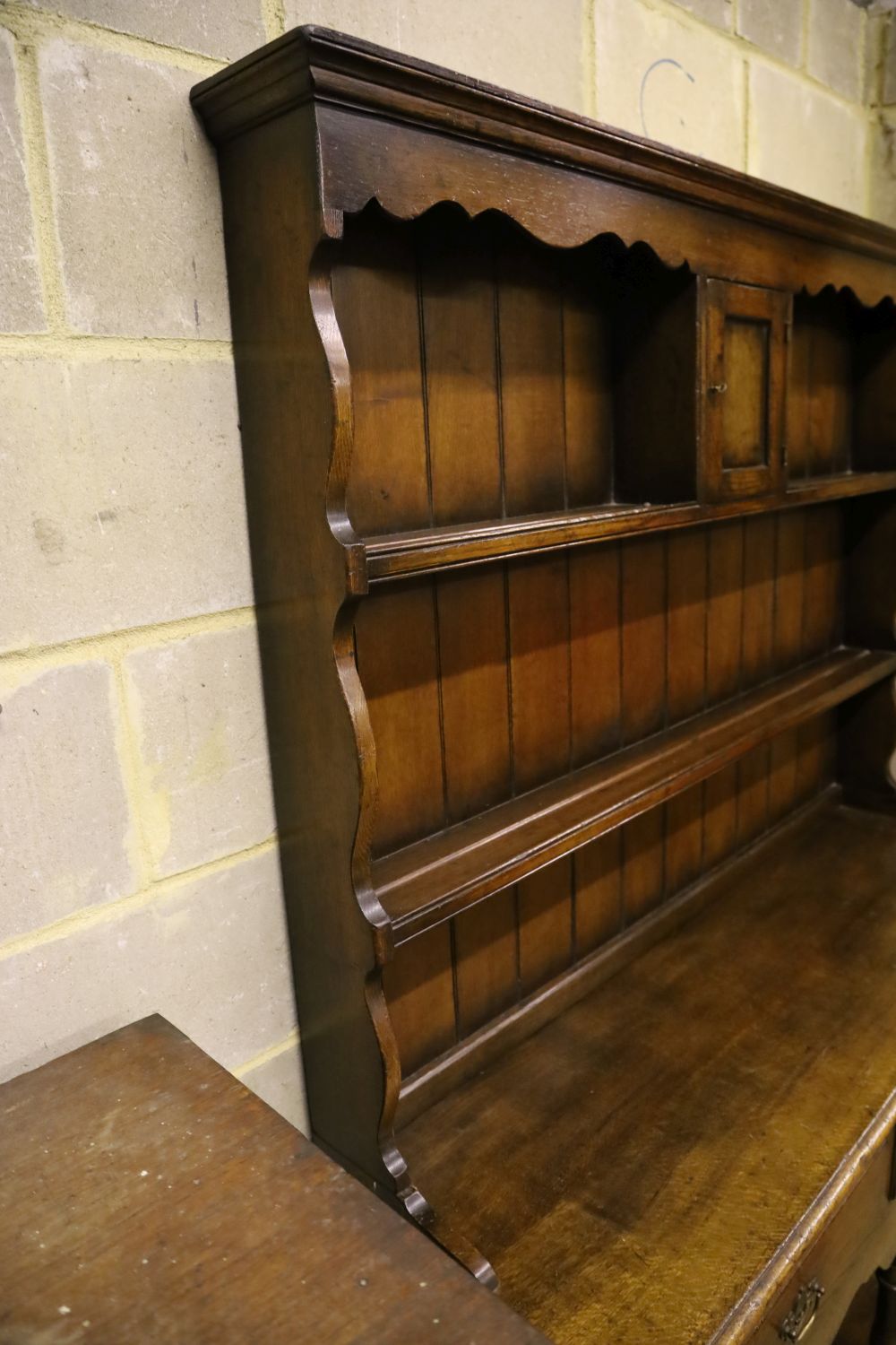 A small Georgian style reproduction oak dresser, having shelved boarded back, shaped apron and pot - Image 4 of 4