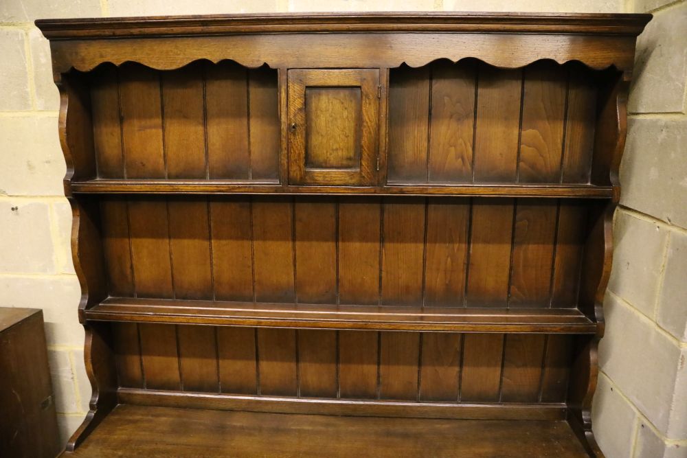 A small Georgian style reproduction oak dresser, having shelved boarded back, shaped apron and pot - Image 2 of 4