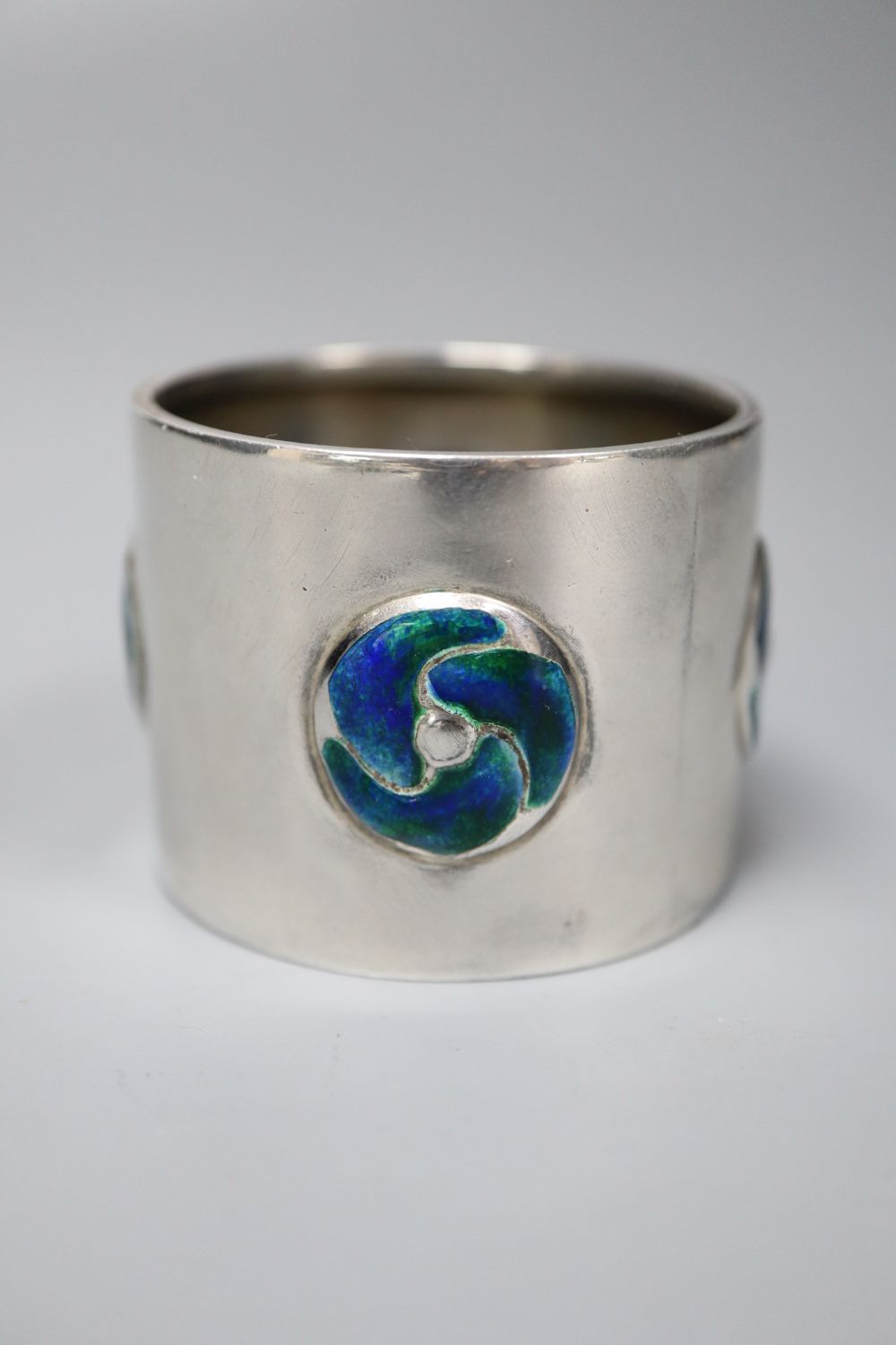 An Edwardian Art Nouveau silver and enamel napkin ring, William Hair Haseler, Birmingham, 1904, - Image 2 of 3