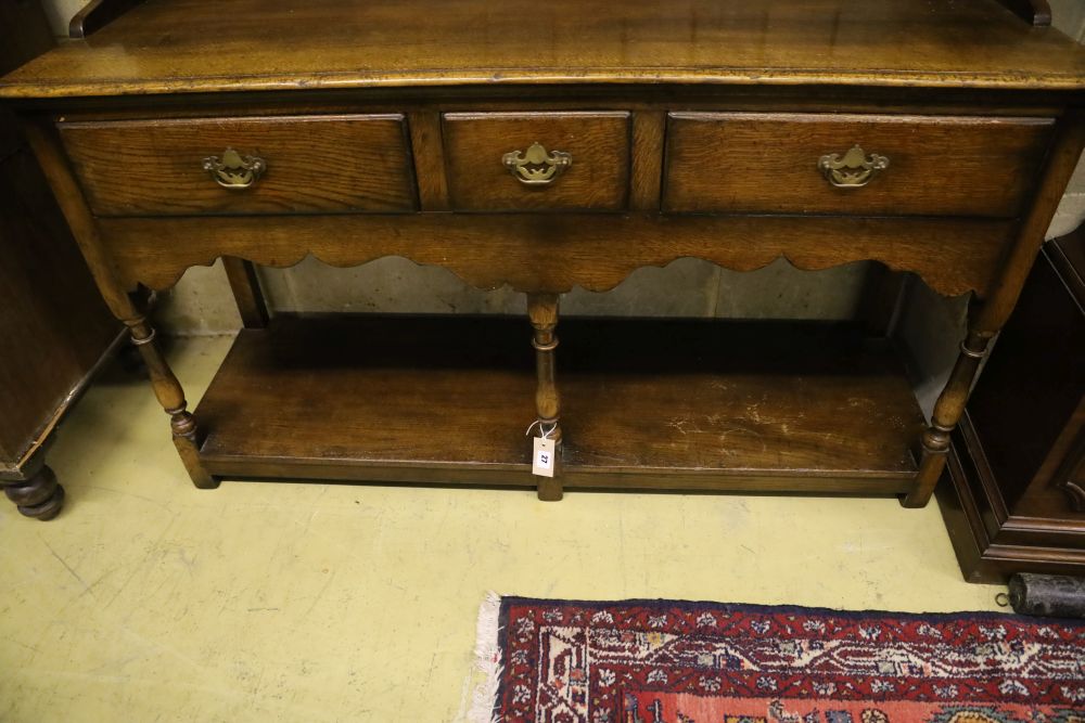 A small Georgian style reproduction oak dresser, having shelved boarded back, shaped apron and pot - Image 3 of 4