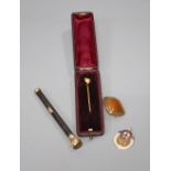 An early 20th century gold plate mounted propelling pencil, an agate set brooch, a 9ct gold and