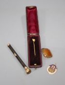 An early 20th century gold plate mounted propelling pencil, an agate set brooch, a 9ct gold and