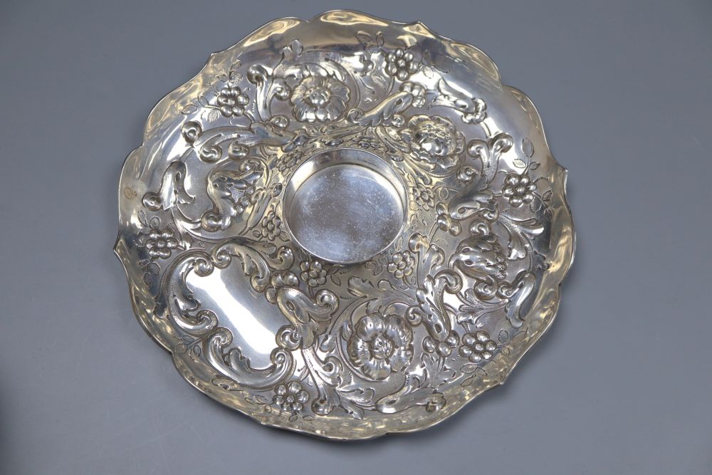 A late Victorian repousse silver mounted glass inkwell, on a repousse silver stand, London, 1891, - Image 4 of 6