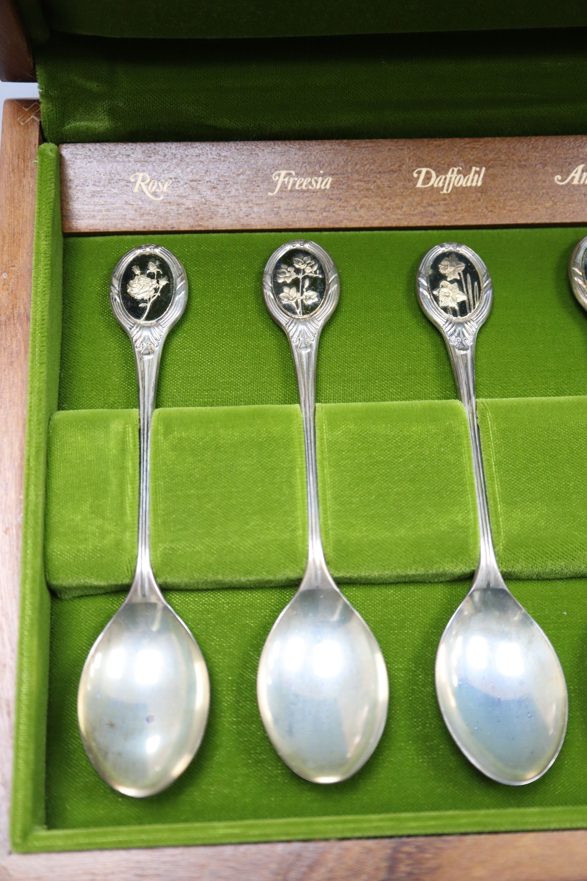 A modern cased set of twelve RHS parcel gilt silver flower spoon set. - Image 2 of 3