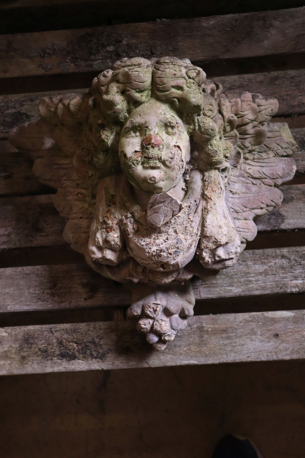 Three reconstituted stone cherub garden wall appliques, tallest 32cm - Image 2 of 4