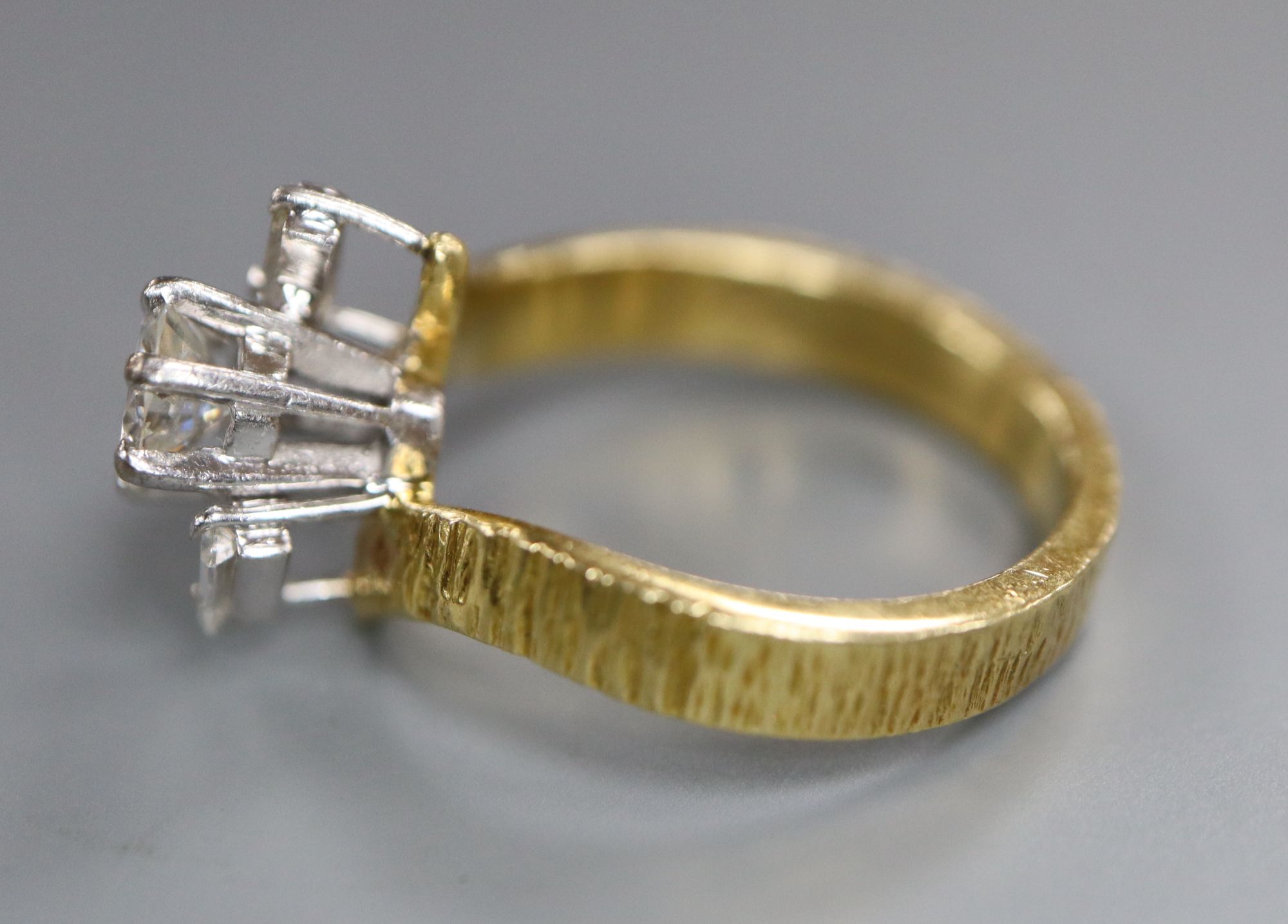 A modern textured 18ct gold and single stone diamond ring, with baguette cut diamond set - Image 2 of 3