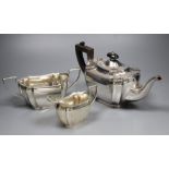 A George V matched silver three piece tea set, Sheffield, 1918, gross 30.5oz.CONDITION: Small dent