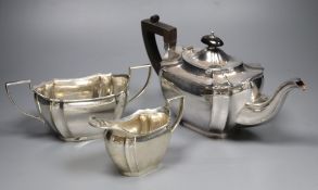 A George V matched silver three piece tea set, Sheffield, 1918, gross 30.5oz.CONDITION: Small dent