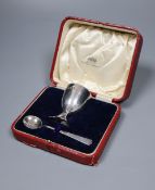 A cased Edwardian Art Nouveau silver egg cup and similar plated egg spoon, R & W Sorley, Glasgow,